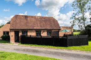 Country Cottage 2BR with Hot Tub and Tennis Court